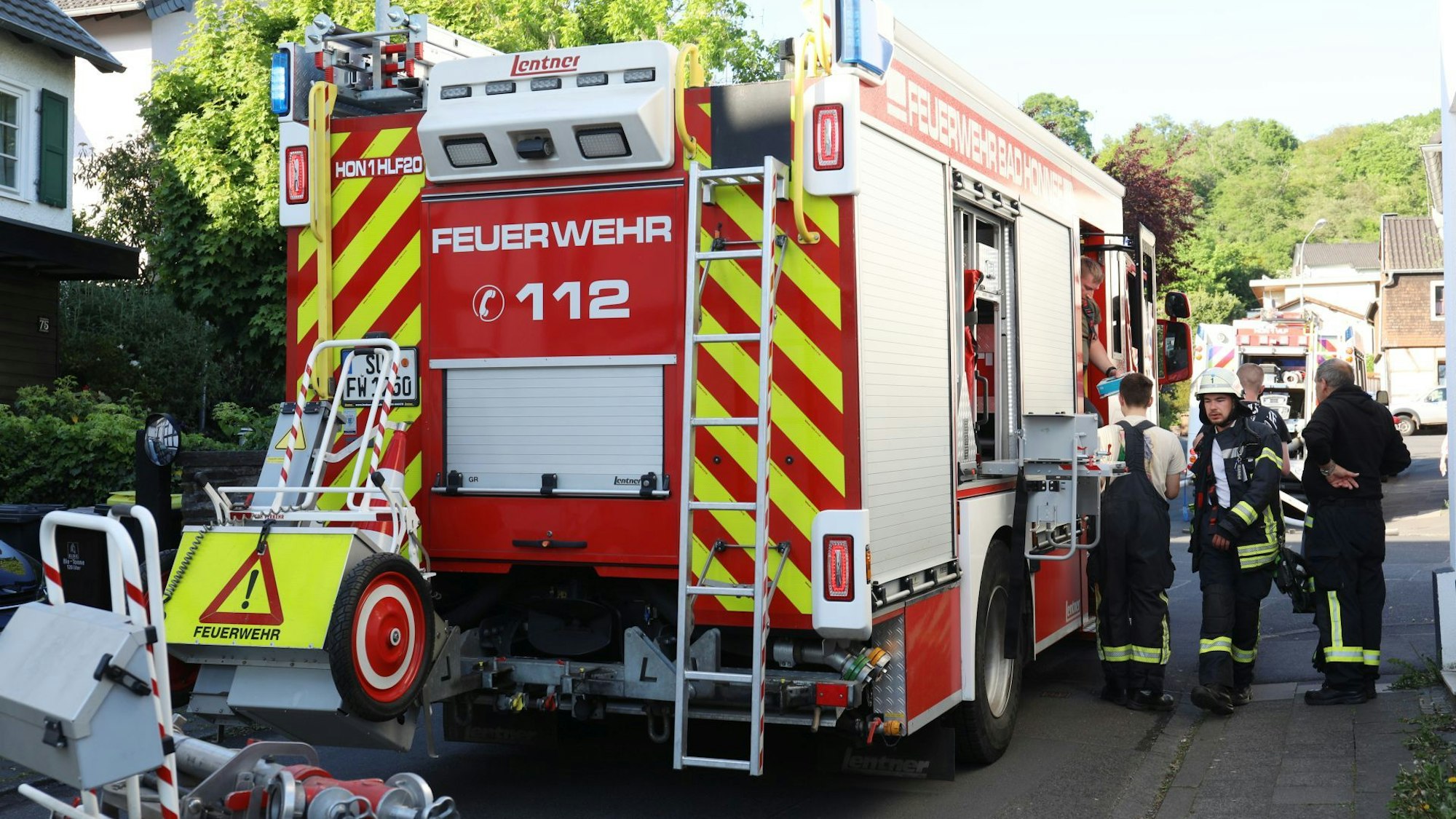 Ein Einsatzfahrzeug der Feuerwehr mit mehreren Feuerwehrleuten.