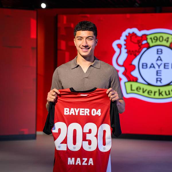 Ibrahim Maza mit dem Bayer-04-Trikot.
