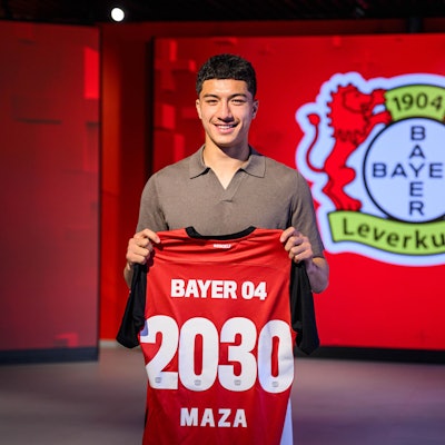 Ibrahim Maza mit dem Bayer-04-Trikot.