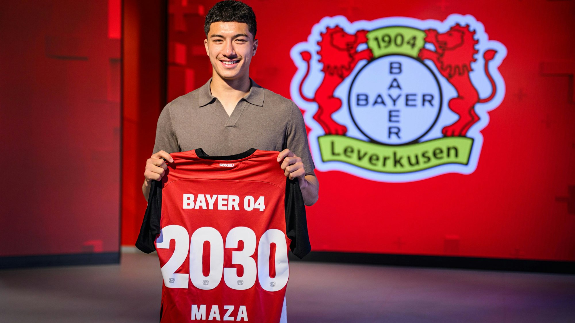 Ibrahim Maza mit dem Bayer-04-Trikot.