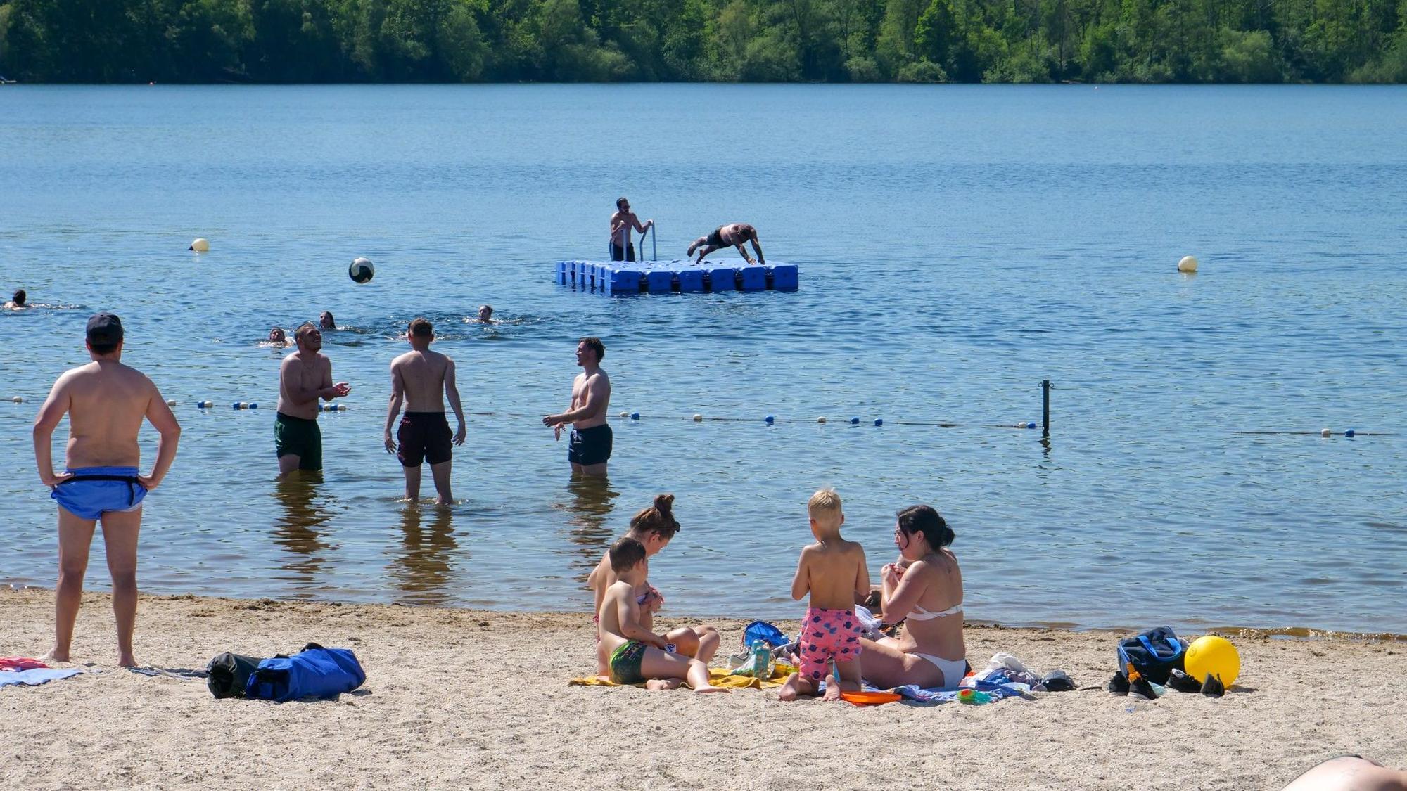 Badegäste am einem See - am und im See.