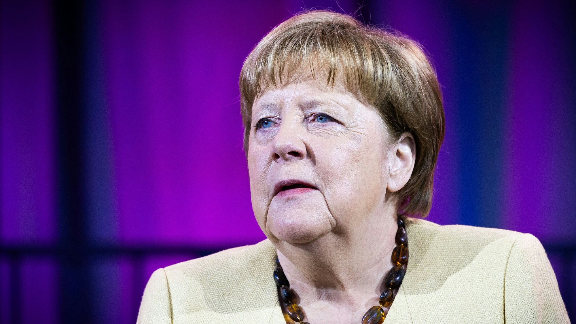 Altkanzlerin Angela Merkel steht bei ihrem Besuch des 39. Deutschen Evangelischen Kirchentages in Hannover auf der Bühne.