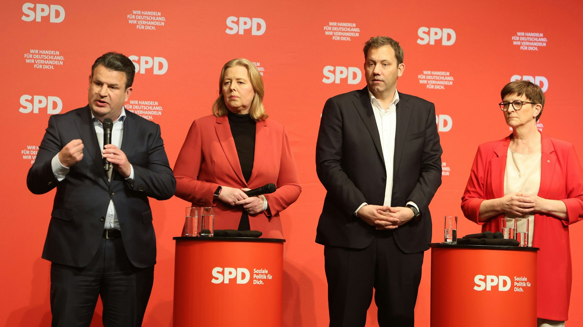 Die SPD-Parteivorsitzende Saskia Esken (r-l), der SPD-Parteivorsitzender Lars Klingbeil, Bärbel Bas, ehemalige Präsidentin des Deutschen Bundestages, und der Geschäftsführende Minister für Arbeit und Soziales Hubertus Heil (SPD) stellen sich während der Dialogkonferenz zum SPD-Mitgliedervotum in Baunatal den Fragen der Teilnehmer. (Archivbild)