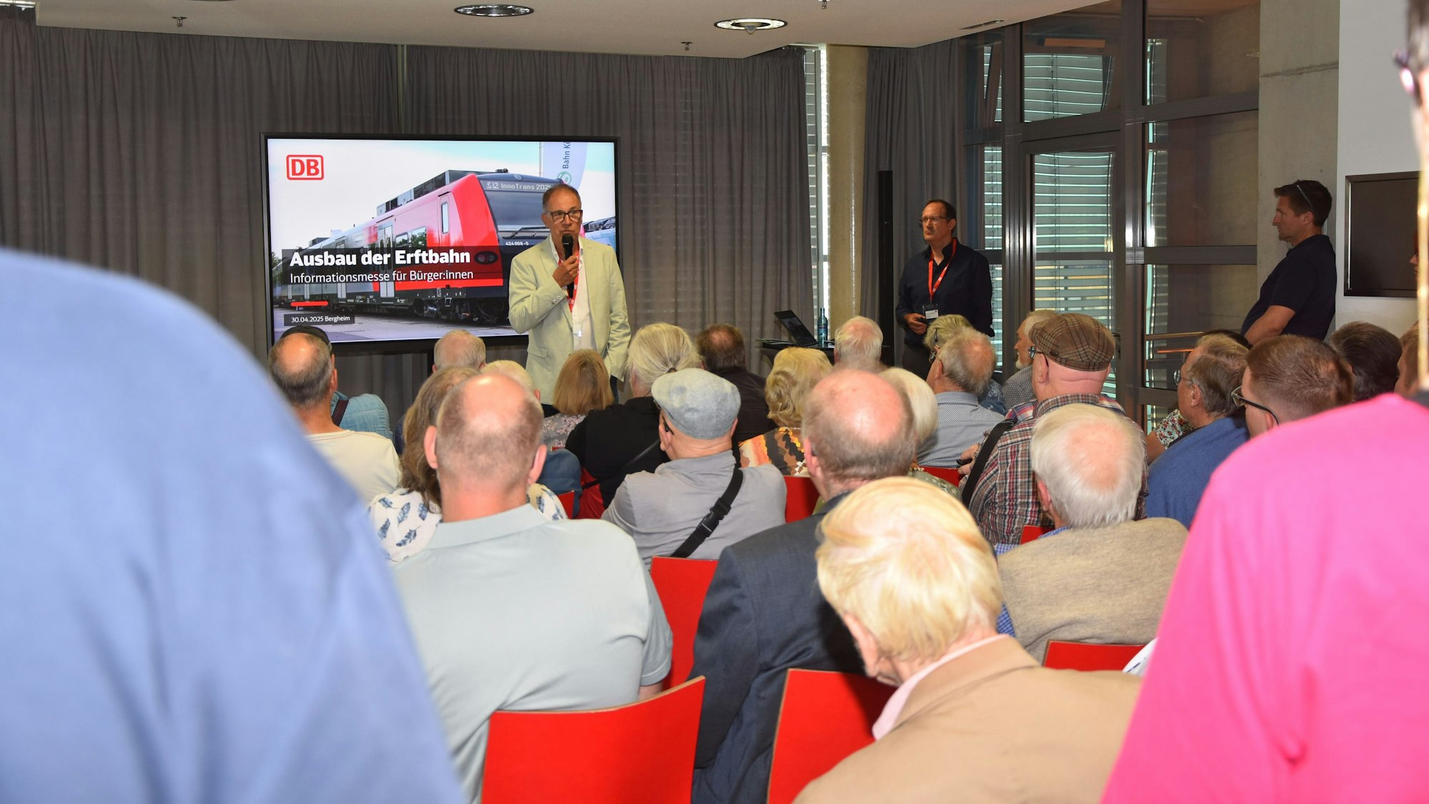 Im Medio informierten Norbert Reinkober und Christoph Milan (r.) über den Projektstand der Erft-S-Bahn.