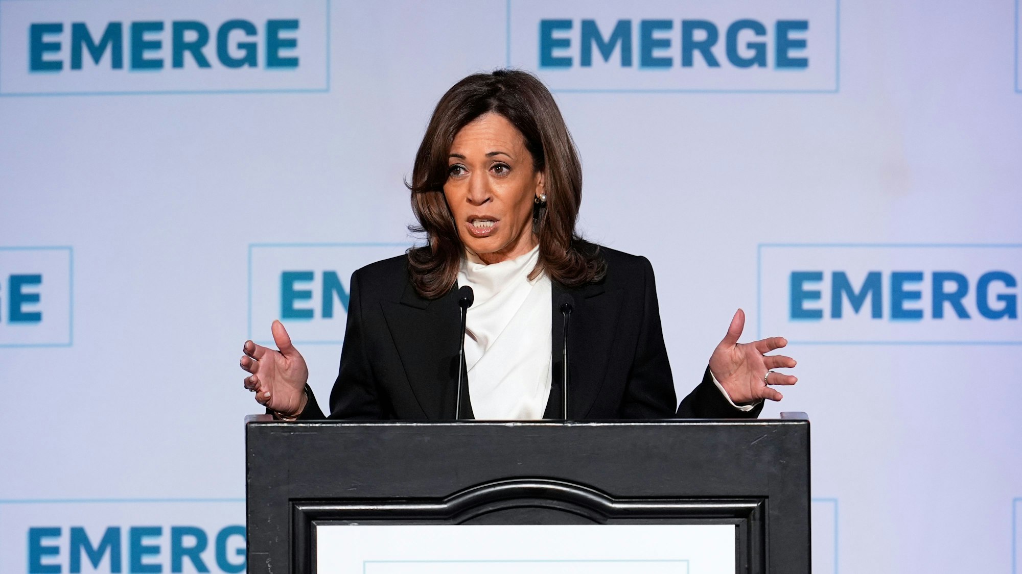 Die ehemalige US-Vizepräsidentin Kamala Harris hält die Eröffnungsrede bei der Emerge 20th Anniversary Gala in San Francisco.