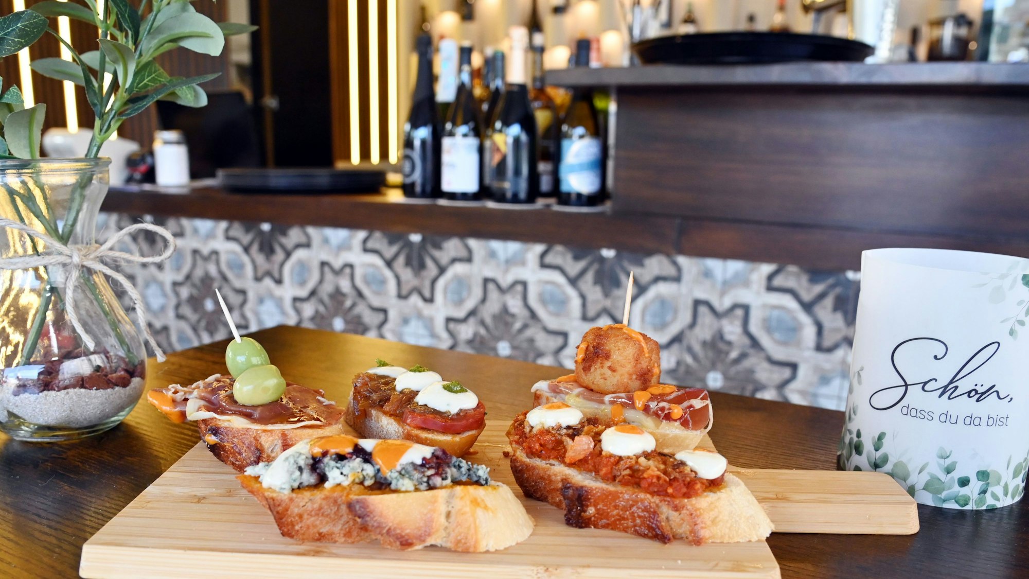 30.04.2025 Köln. Gastro-Autorin Julia Floß schreibt über das Restaurant „Carmen & Rosa 2“. Die Betreiber haben eine zweite Filiale in der Pfälzer Straße eröffnet. Foto: Alexander Schwaiger