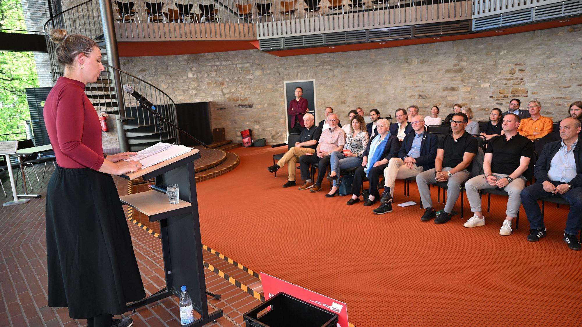 Das Foto zeigt Judith Gövert bei ihrem Vortrag in Bensberg.