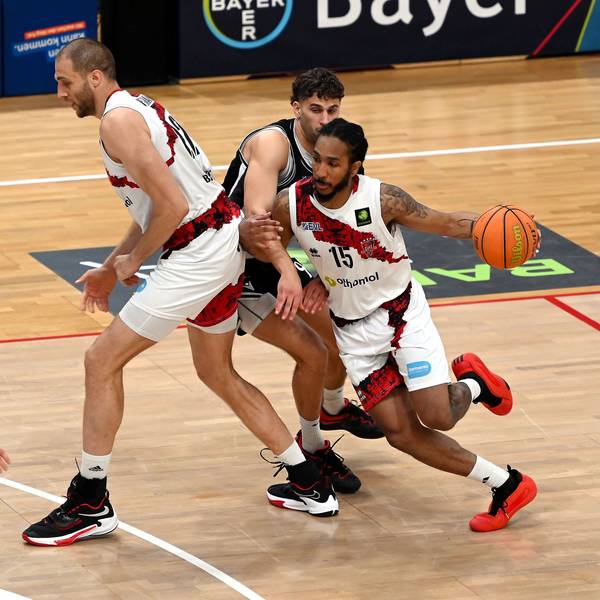 19-04.2025, Basketball-Bayer Giants-Rhöndorf
links: Dennis Heinzmann (Bayer)
mitte: Alexander Lagermann (Rhöndorf)
rechts: Donte Nicholas (Bayer)
Foto: Uli Herhaus