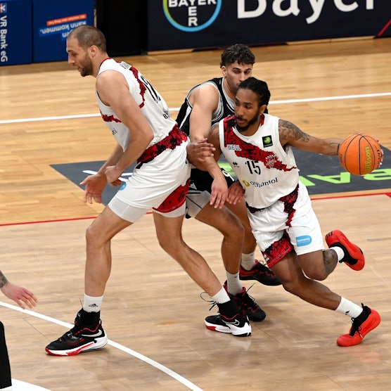 19-04.2025, Basketball-Bayer Giants-Rhöndorf
links: Dennis Heinzmann (Bayer)
mitte: Alexander Lagermann (Rhöndorf)
rechts: Donte Nicholas (Bayer)
Foto: Uli Herhaus