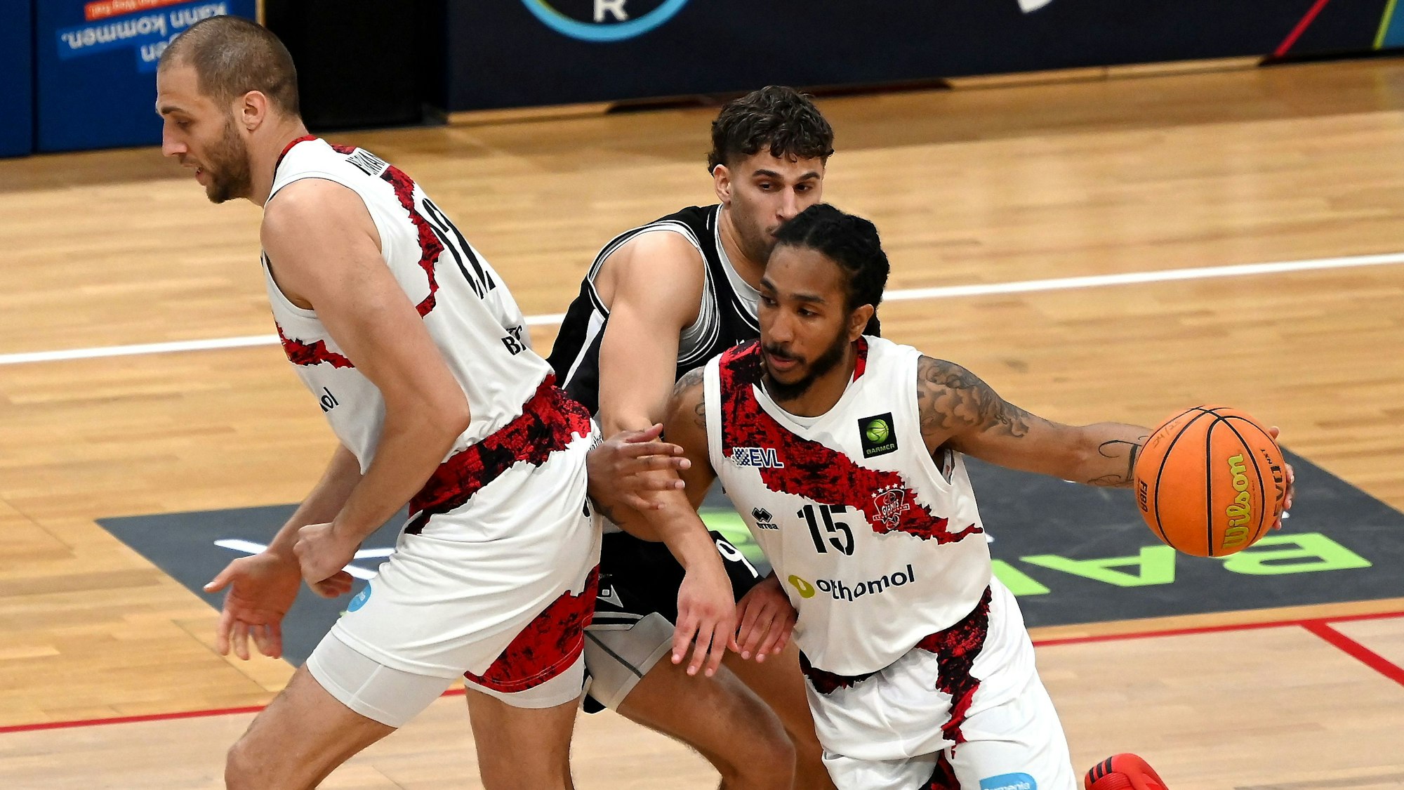 19-04.2025, Basketball-Bayer Giants-Rhöndorf
links: Dennis Heinzmann (Bayer)
mitte: Alexander Lagermann (Rhöndorf)
rechts: Donte Nicholas (Bayer)
Foto: Uli Herhaus