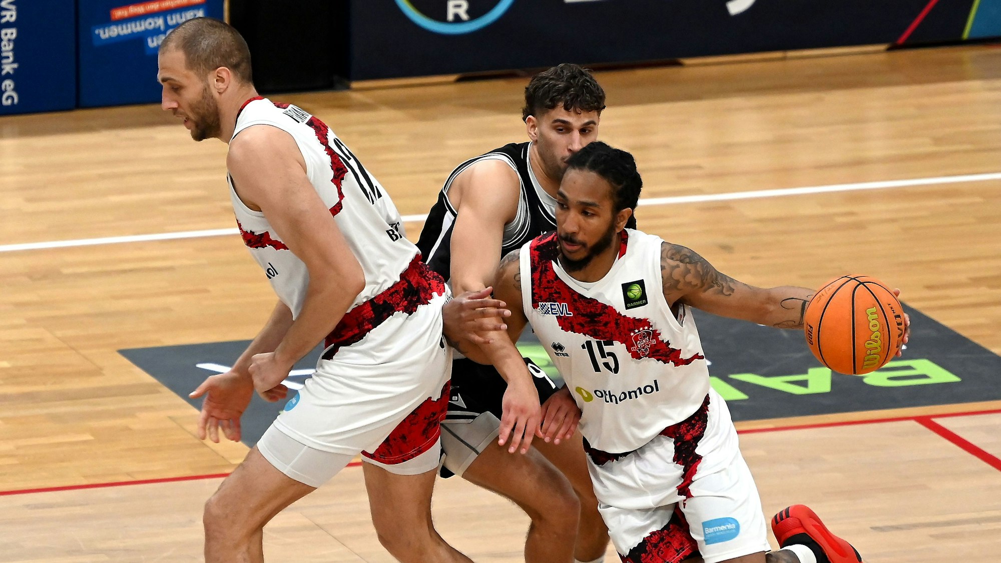 19-04.2025, Basketball-Bayer Giants-Rhöndorf
links: Dennis Heinzmann (Bayer)
mitte: Alexander Lagermann (Rhöndorf)
rechts: Donte Nicholas (Bayer)
Foto: Uli Herhaus