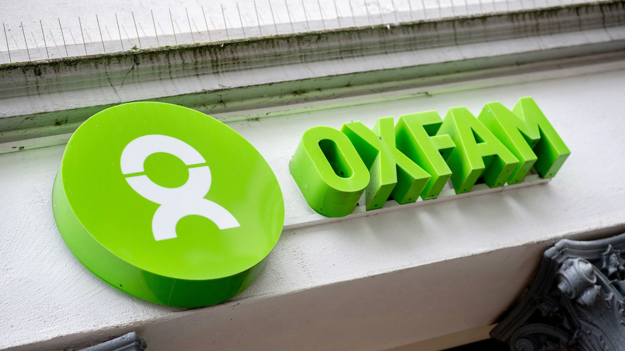 Das Logo der Hilfsorganisation Oxfam hängt über einem Geschäft.