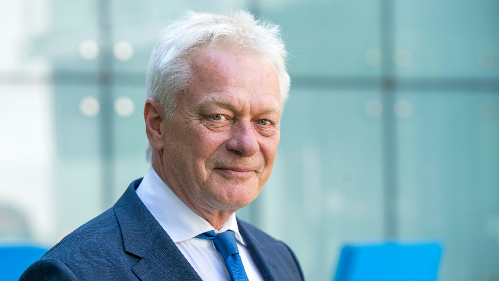 28.04.2025, Bayern, München: Der designierte Bundeslandwirtschaftsminister Alois Rainer steht nach der CSU-Vorstandssitzung für ein Porträt im Innenhof der Parteizentrale. Foto: Peter Kneffel/dpa +++ dpa-Bildfunk +++