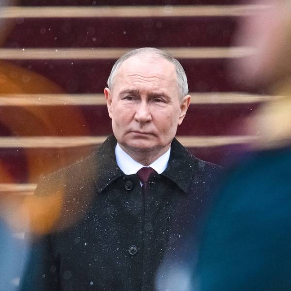 Wladimir Putin betrachtet eine Militärparade in Moskau. Die deutschen Geheimdienste warnen nun vor den Plänen des Kremlchefs. (Archivbild)