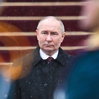 Wladimir Putin betrachtet eine Militärparade in Moskau. Die deutschen Geheimdienste warnen nun vor den Plänen des Kremlchefs. (Archivbild)