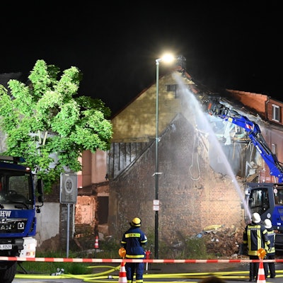 Das ausgebrannte Haus in Kerpen war in der Nacht zum 1. Mai teilweise vom THW Bergheim eingerissen worden da Einsturzgefahr bestand.
