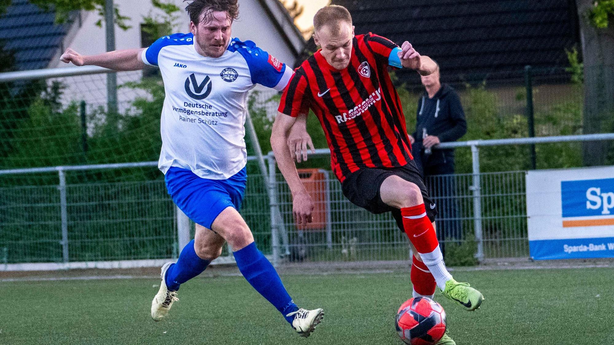 Das Bild zeigt Torjäger Luke Bungart (r.) im Laufduell mit seinem Roitzheimer Gegenspieler.