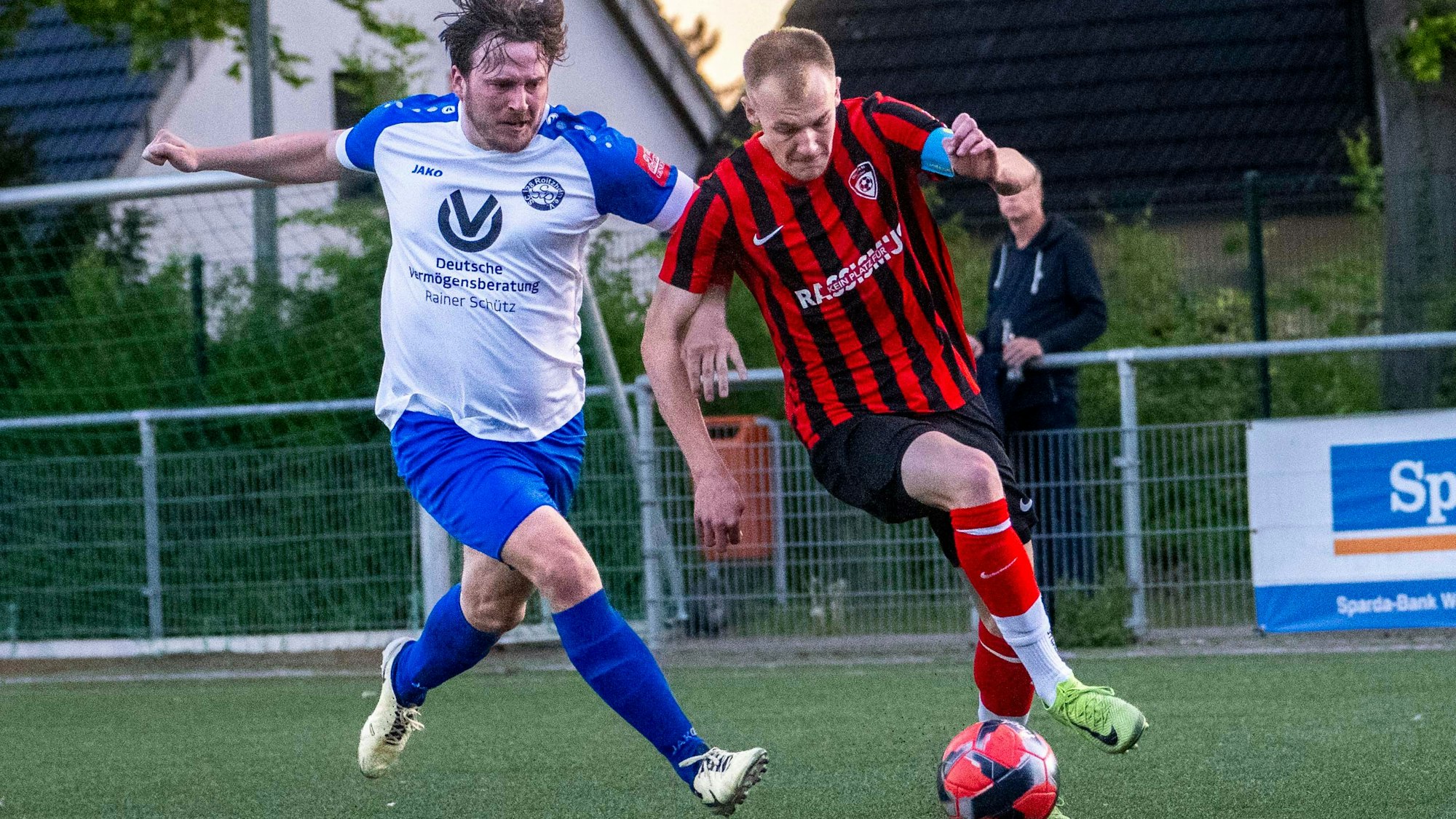 Das Bild zeigt Luke Bungart mit dem Ball am Fuß im Laufduell mit einem Gegenspieler.