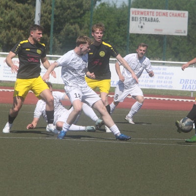 Rheidts Lars Krahe (vorne) spitzelt den Ball vor dem Wahlscheider Juri Landgraf (rechts) weg.