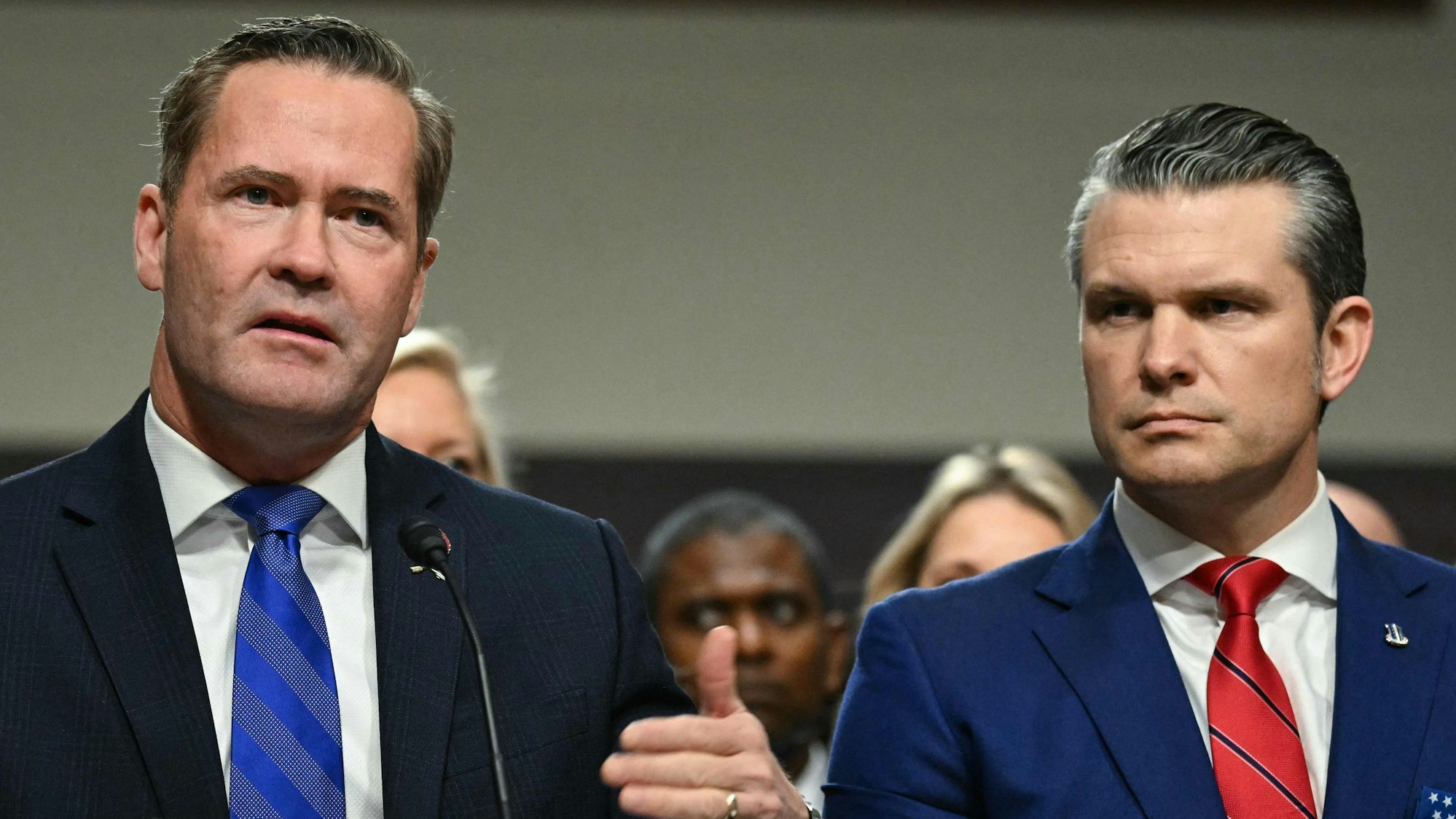 In Bedrängnis nach der „Signal“-Affäre: Michael Waltz und Pete Hegseth. (Archivbild)