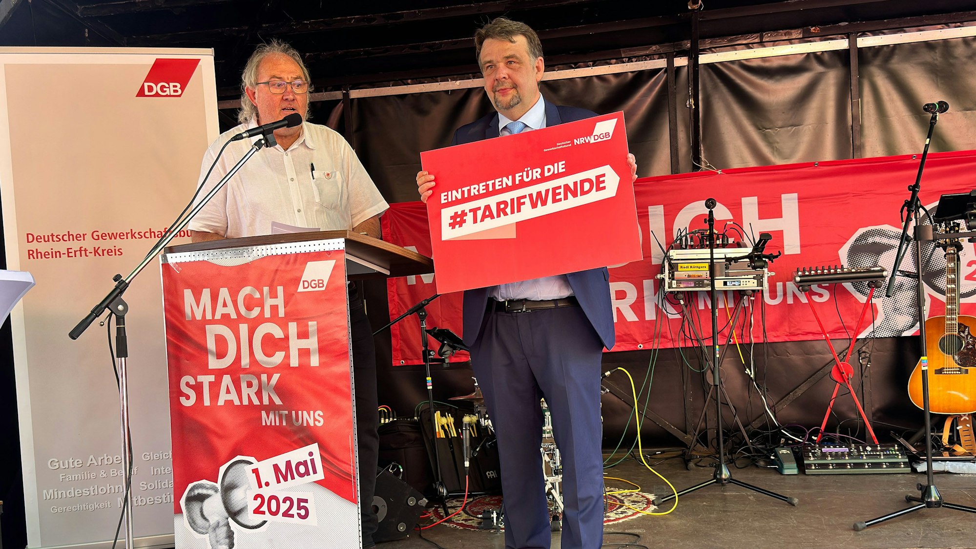 Ingo Degenhardt, DGB-Sekretär (l.), bedankte sich beim Hauptredner der Kundgebung, Dennis Radtke, EU-Parlamentarier der CDU und Chef des Arbeitnehmerflügels.