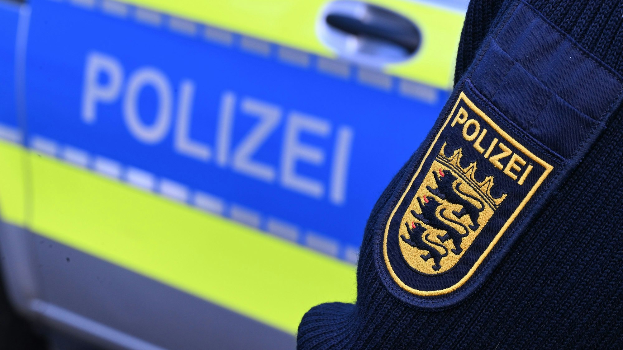 In Stuttgarter Innenstadt wurden drei Personen verletzt, als Auto in Personengruppe fuhr.