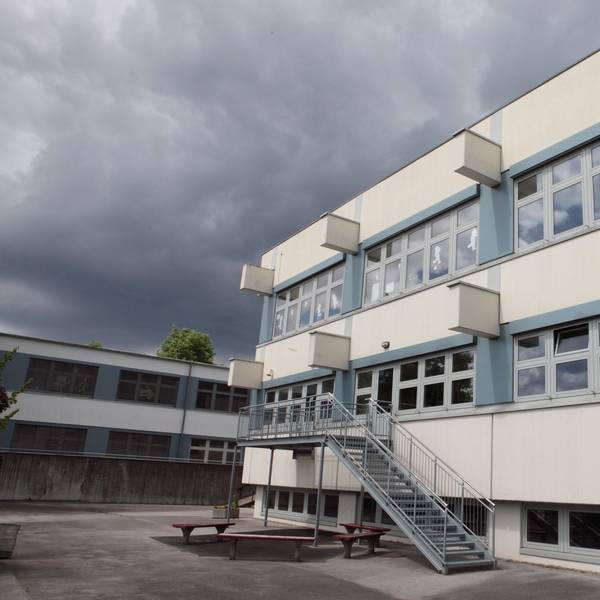 Man sieht das zweigeschossige Schulgebäude.