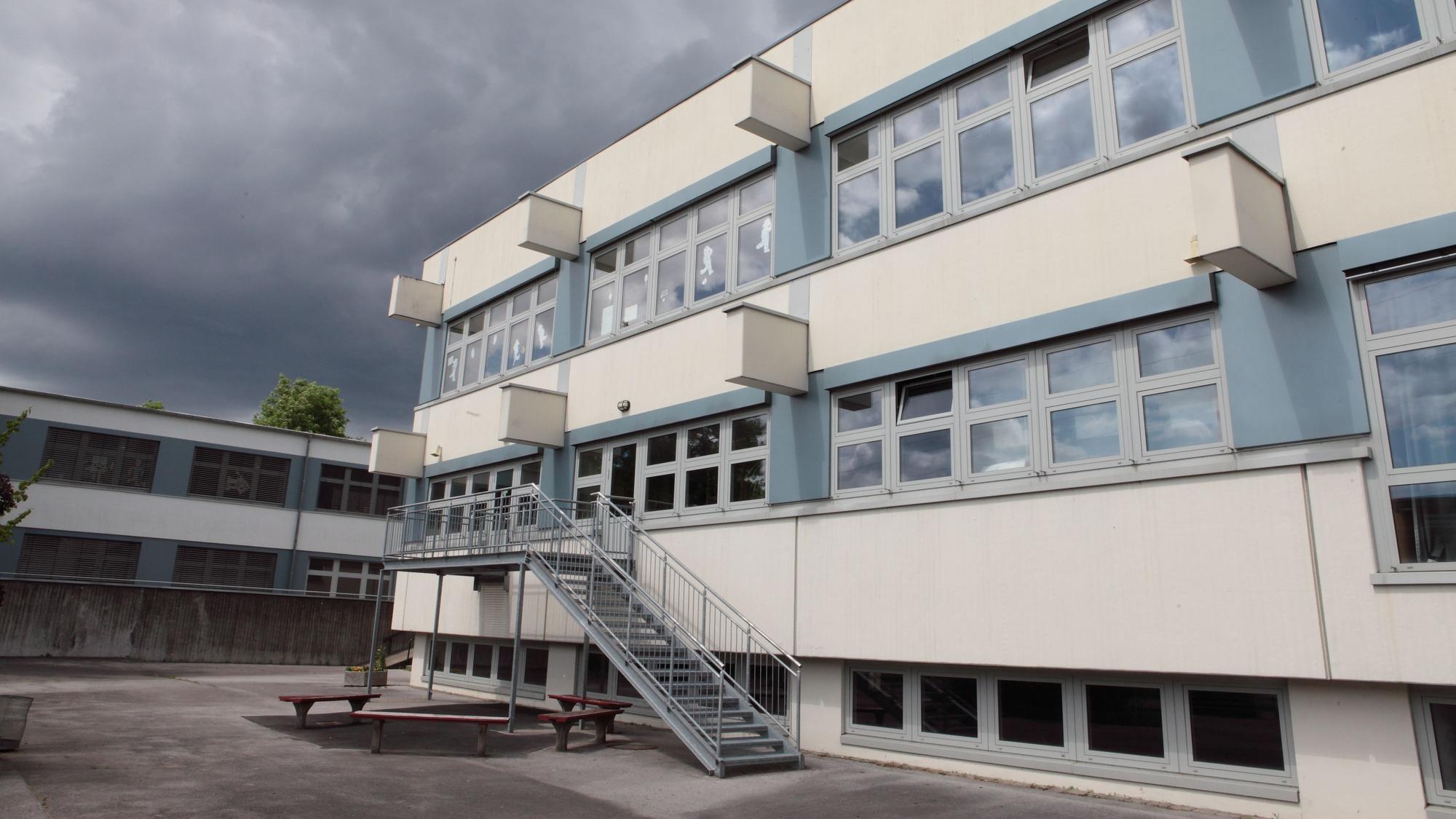 Man sieht das zweigeschossige Schulgebäude.