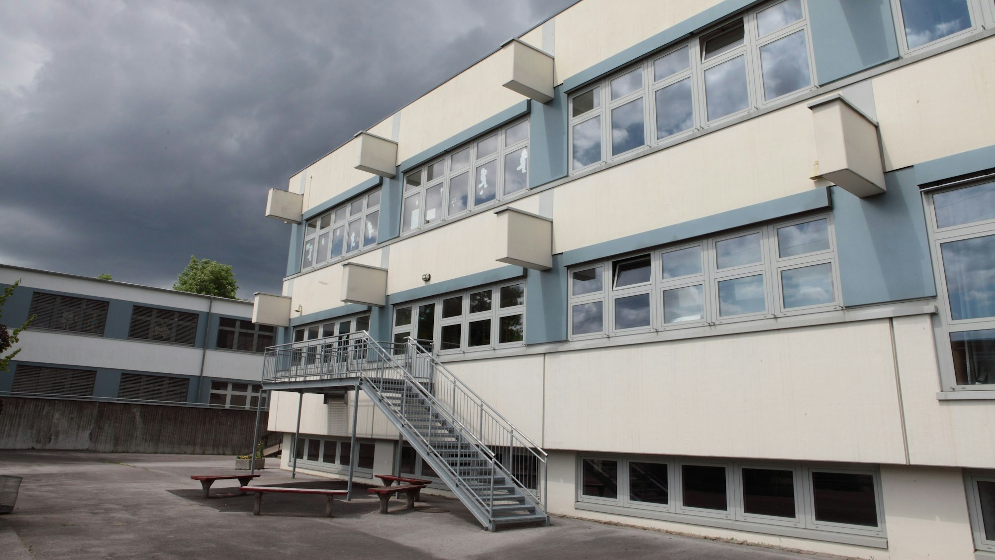 Man sieht das zweigeschossige Schulgebäude.