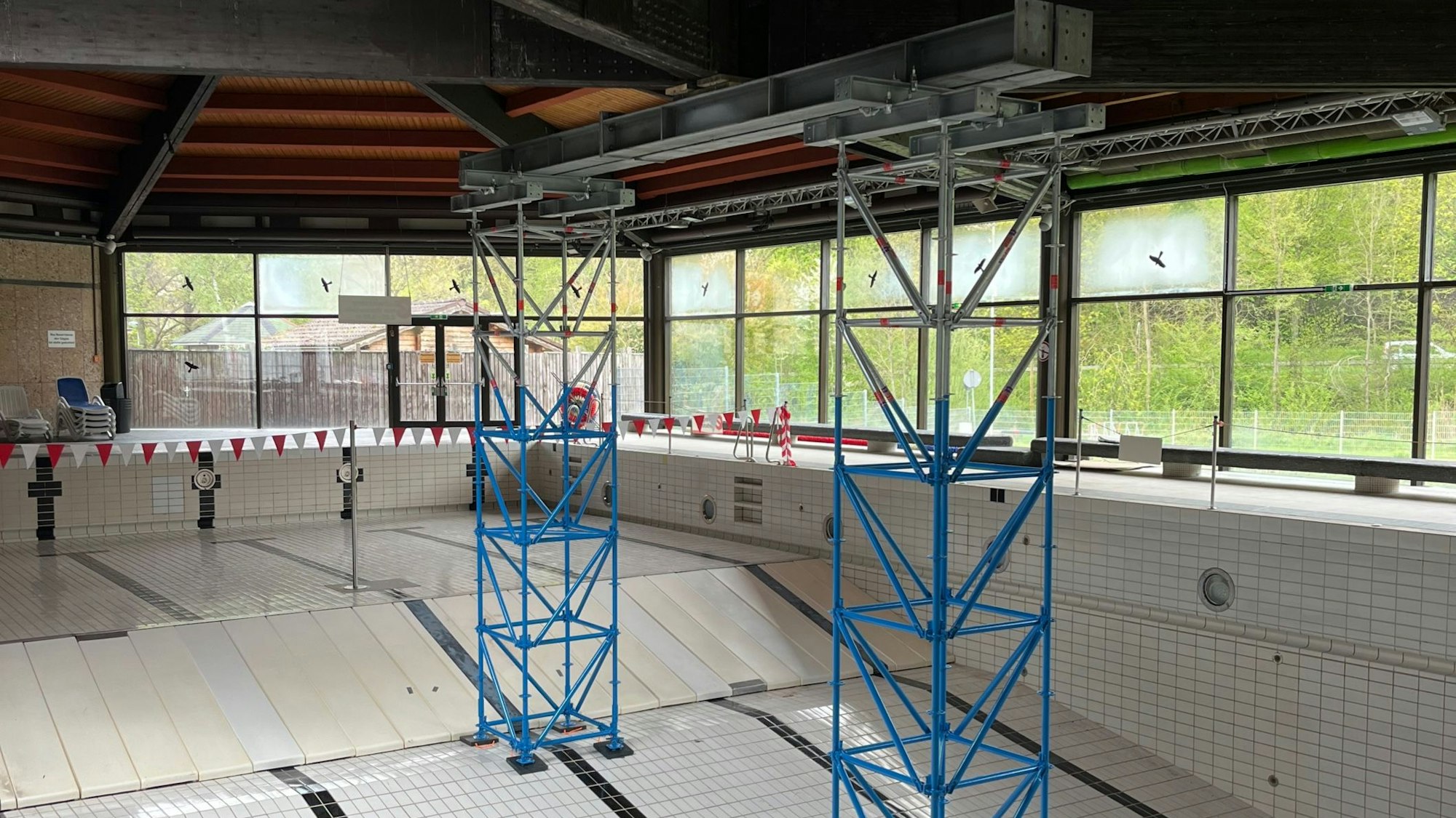 Mitten im Schwimmerbecken des Eifelbades stehen nun zwei Gerüsttürme.