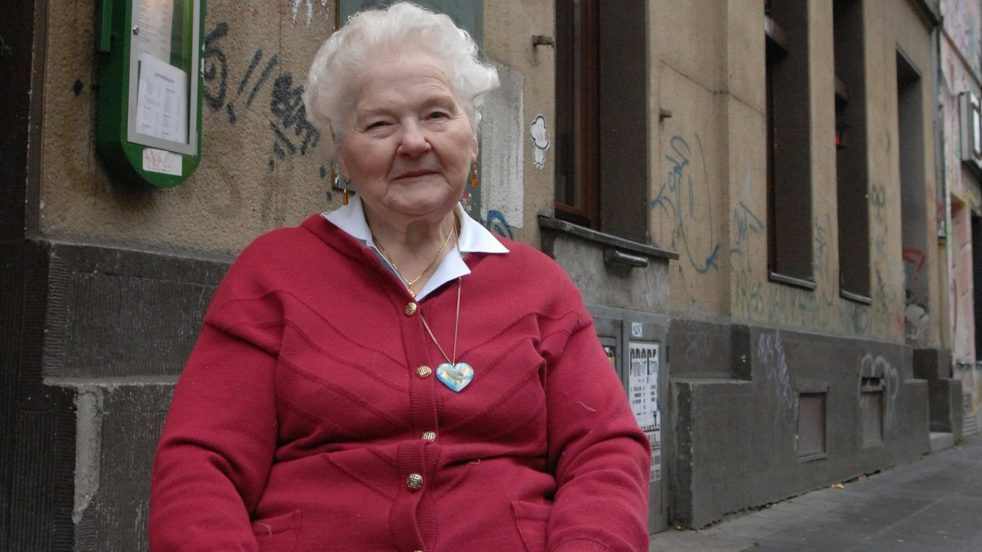 Paula Kleinmann vor ihrer Gaststätte an der Zülpicher Straße