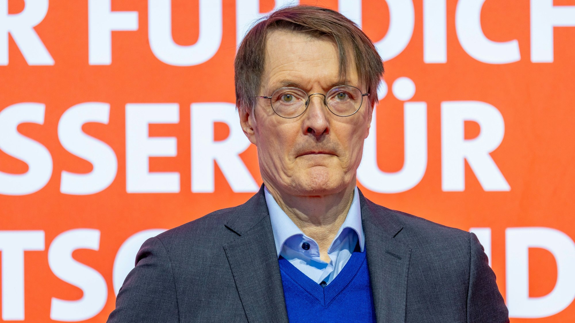 Karl Lauterbach wurde in Berlin von linken Demonstranten angepöbelt.