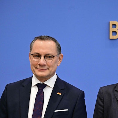 Das Foto zeigt die beiden AfD-Vorsitzenden Tino Chrupalla (links) und Alice Weidel.