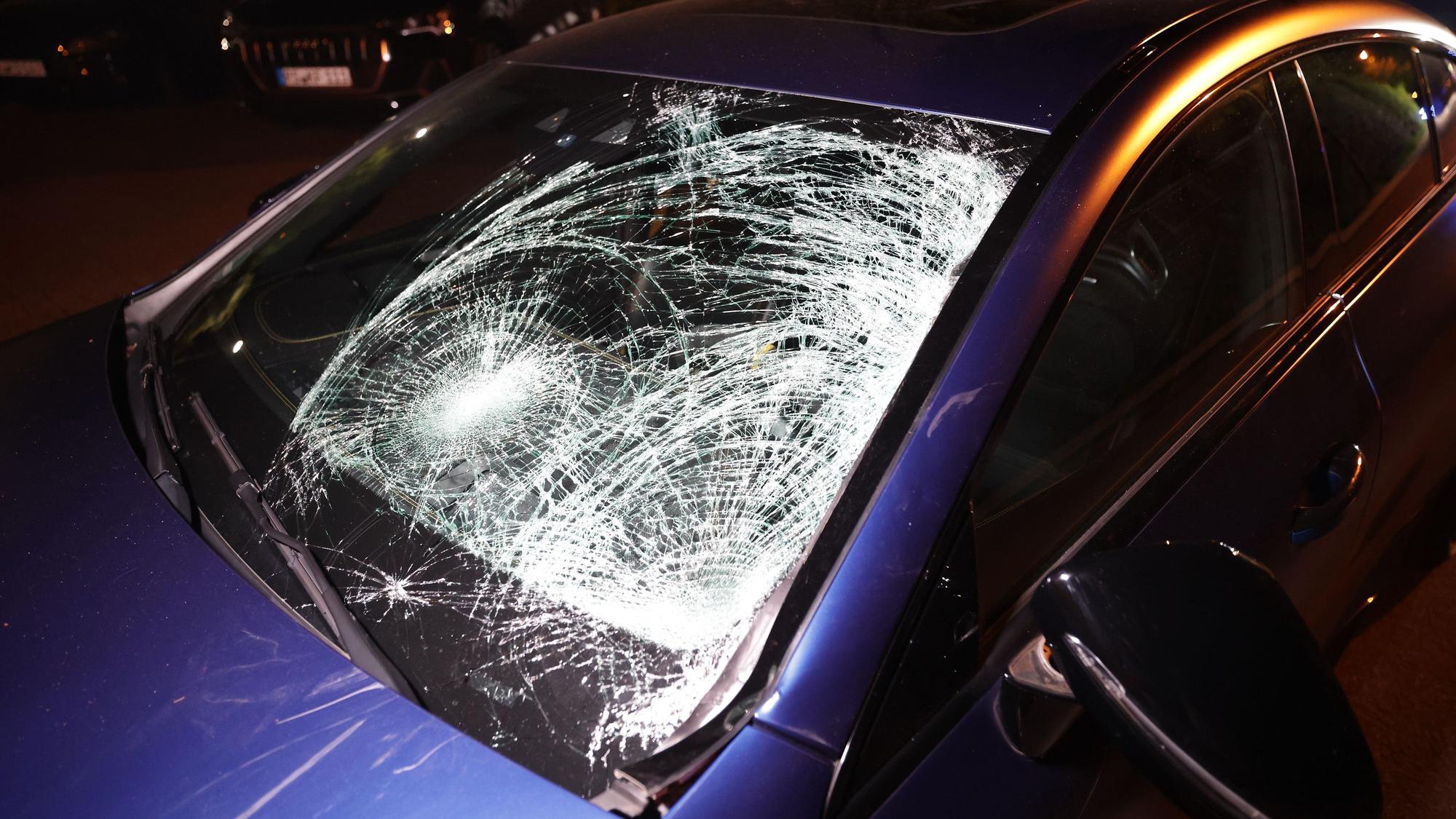 Die beschädigte Windschutzscheibe des Mercedes-AMG nach dem Unfall in Remscheid-Lennep.