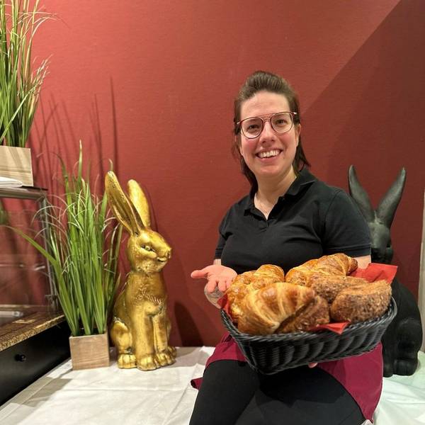 Zu sehen ist Mariam Sfar vom Café „Das Kuchenhaus“ in Frechen mit einem Korb voller Backwaren.