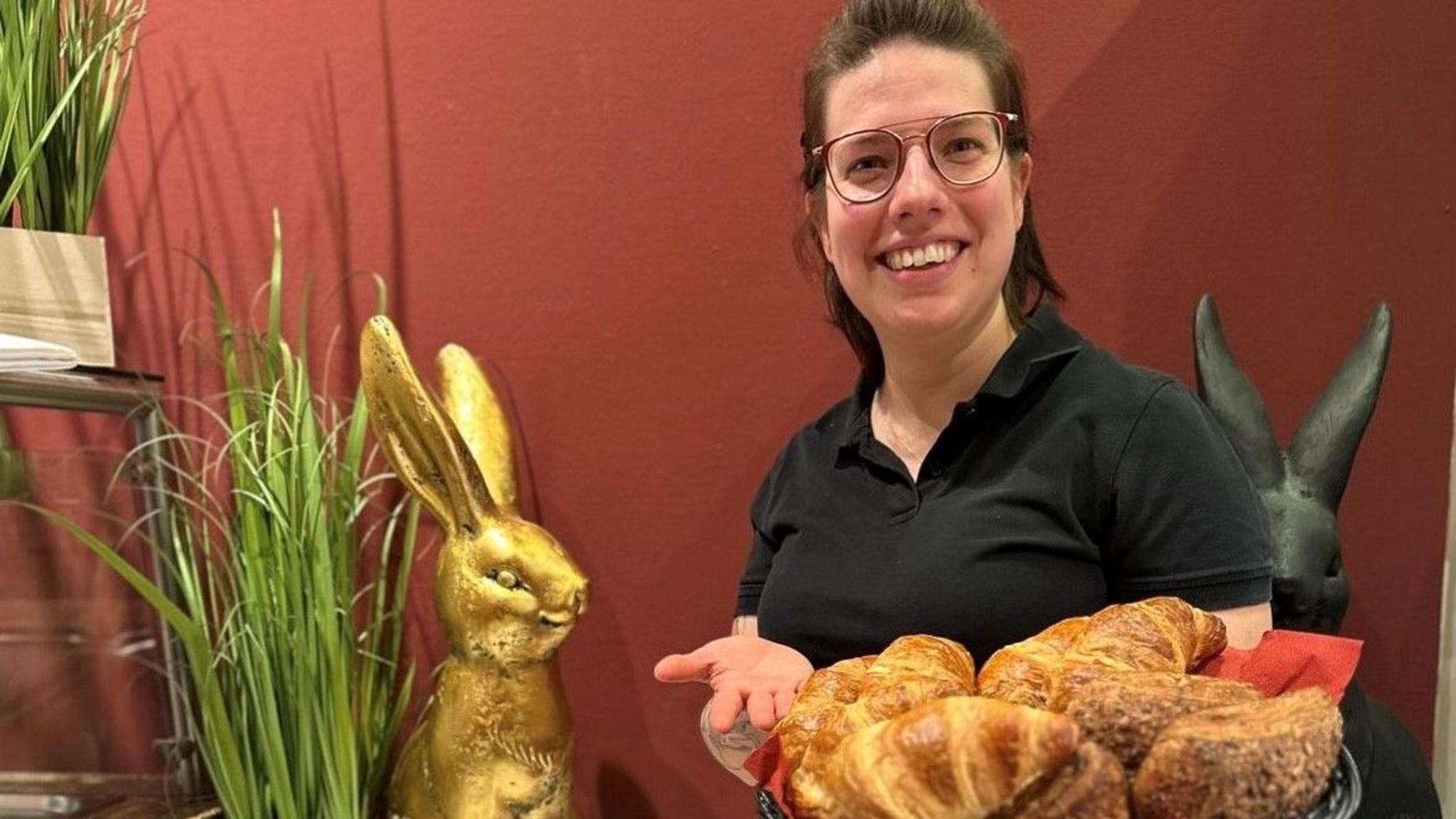 Zu sehen ist Mariam Sfar vom Café „Das Kuchenhaus“ in Frechen mit einem Korb voller Backwaren.