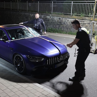 Ein beschädigter Mercedes-AMG steht nach einem Unfall auf einer Straße in Remscheid-Lennep.