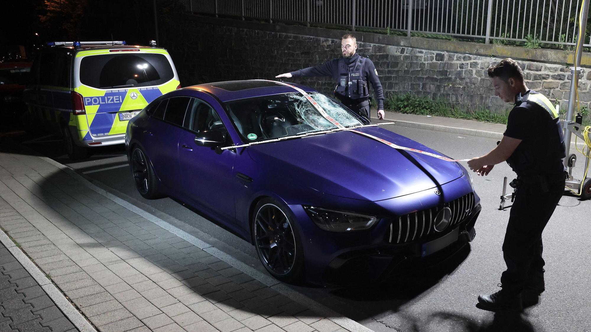 Ein beschädigter Mercedes-AMG steht nach einem Unfall auf einer Straße in Remscheid-Lennep.
