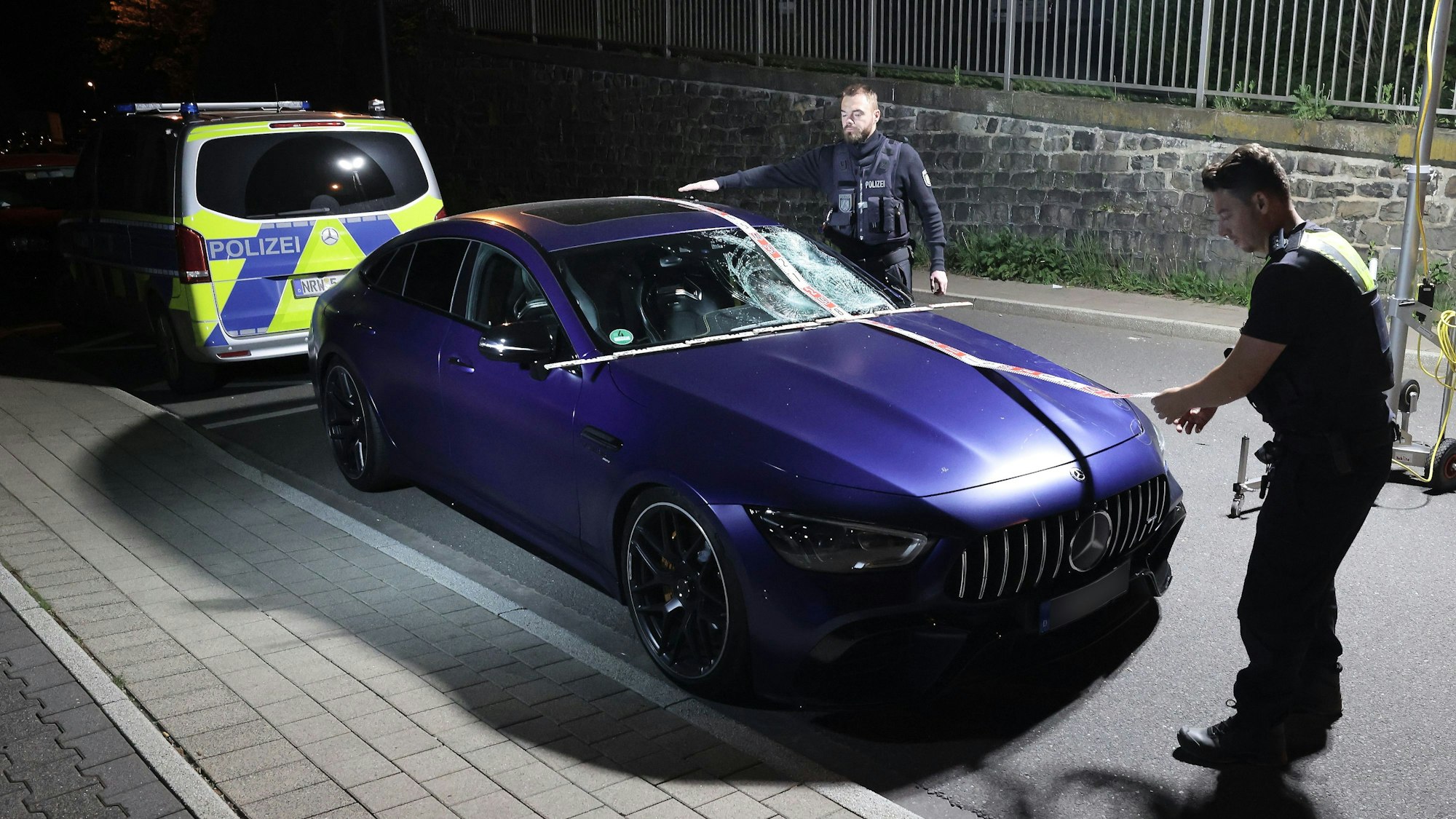 Ein beschädigter Mercedes-AMG steht nach einem Unfall auf einer Straße in Remscheid-Lennep.