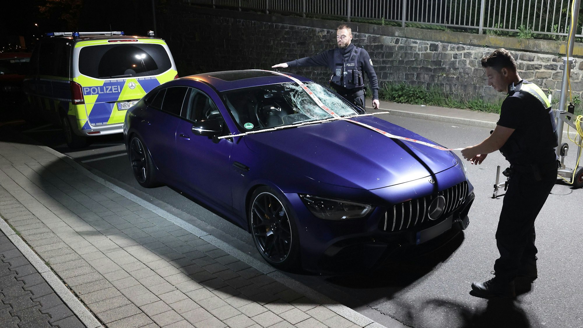 Zwei junge Frauen sind in der Nähe eines Feuerwehr-Festes zum Tanz in den Mai von einem Auto erfasst worden. Die 19-Jährige erlag nun ihren Verletzungen.