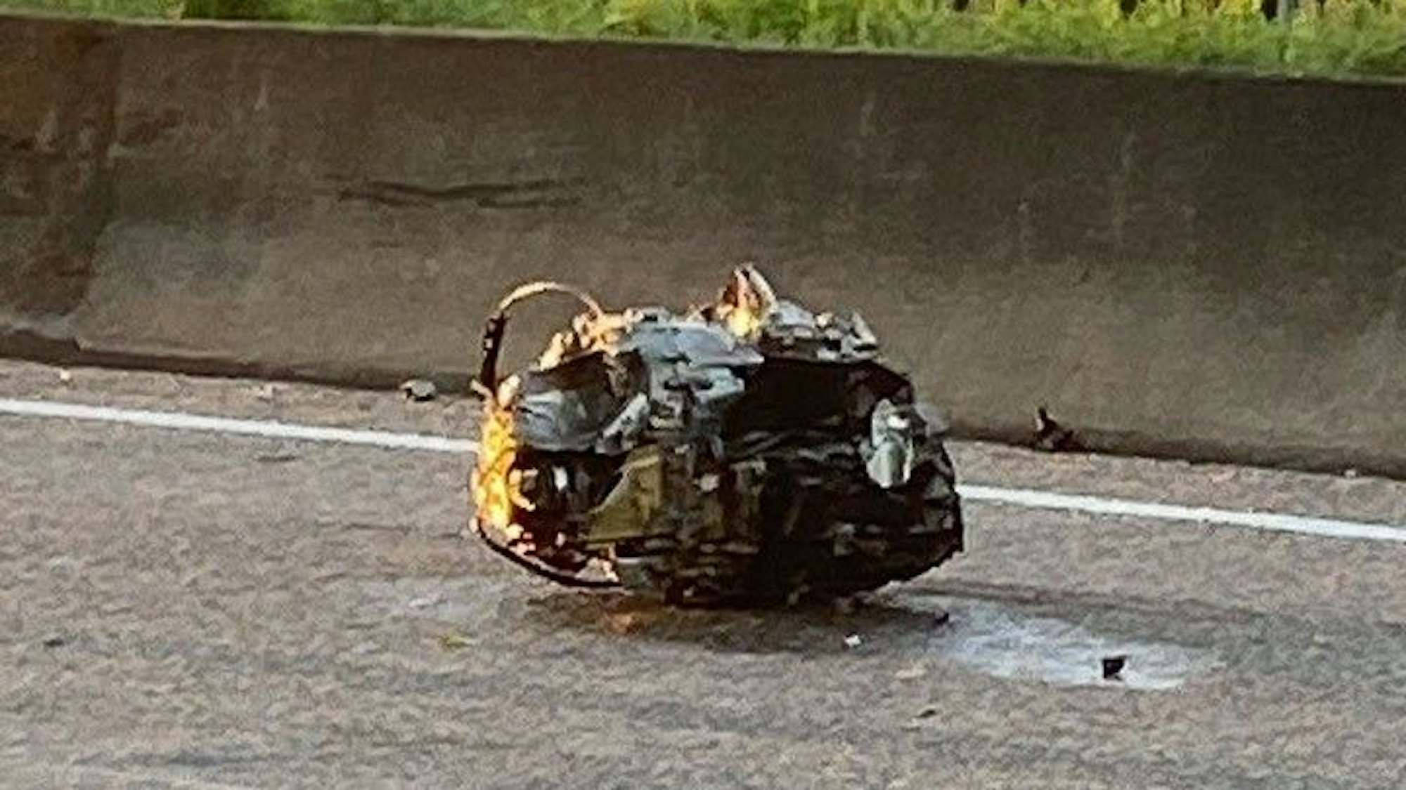 Das Bild zeigt einen Motorblock auf der Fahrbahn.
