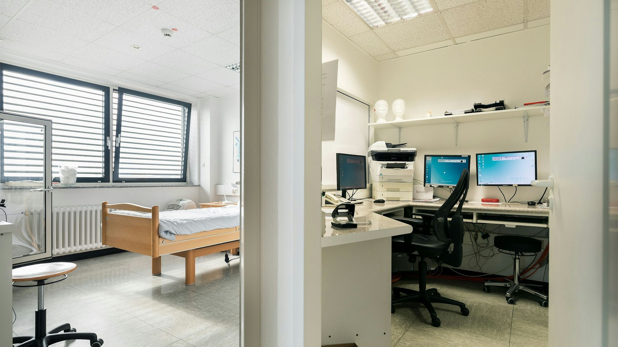 Auf dem Blick ist ein Patienten- und ein Arztzimmer im Frechener Schlaflabor zu sehen.