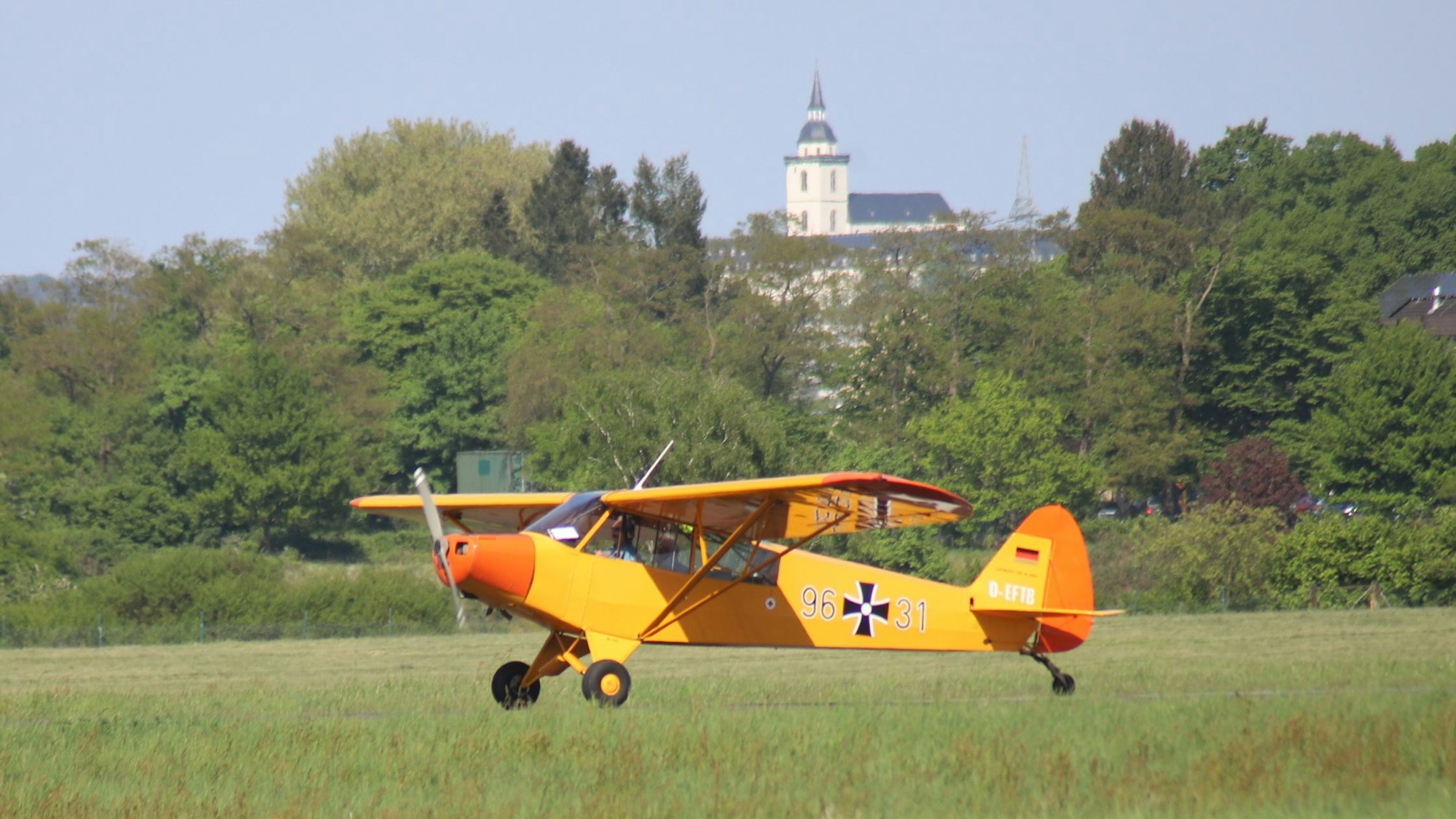 Der Starfighterpilot Dieter Schlehahn ist nach fast 65 Jahren wieder mit der Piper L-18 geflogen, dem ersten, mit er gestartet ist.