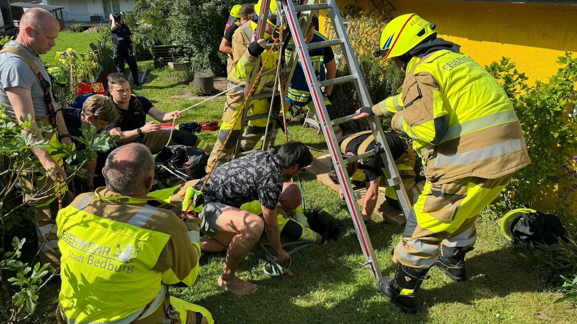 Das Bild zeigt Feuerwehrmänner bei der Rettung eines Kindes.