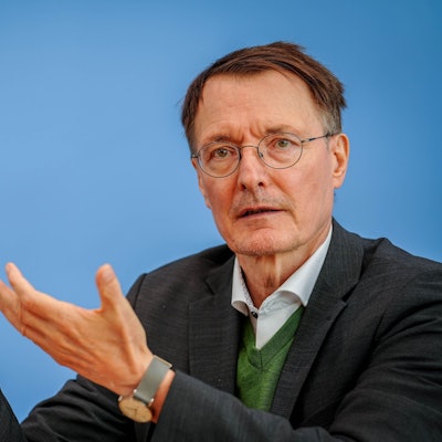 Der ehemalige Bundesgesundheitsminister Karl Lauterbach (SPD) mit einem Handy in der Hand. Der SPD-Politiker hat sich auf X zur Hitze und zum Klimawandel geäußert. (Archivbild)