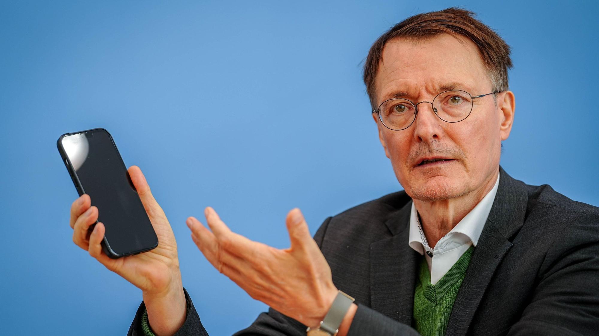 Der ehemalige Bundesgesundheitsminister Karl Lauterbach (SPD) mit einem Handy in der Hand. Der SPD-Politiker hat sich auf X zur Hitze und zum Klimawandel geäußert. (Archivbild)