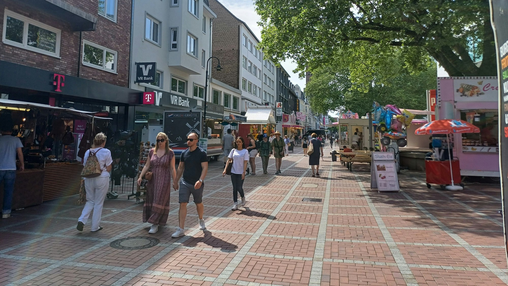 Auch die Wiesdorfer Fußgängerzone, hier zuletzt beim Frühlingsfest, ist laut Kölner Polizei Startpunkt für die für kommenden Sonntag, 15. Juni, geplante Fahrraddemo „Kölner Sternfahrt 2025 – Radfahren verbindet – Köln bleibt bunt“.