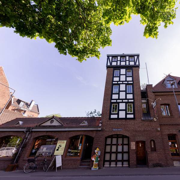 Straßenansicht mit Turm als zentralem Blickfang