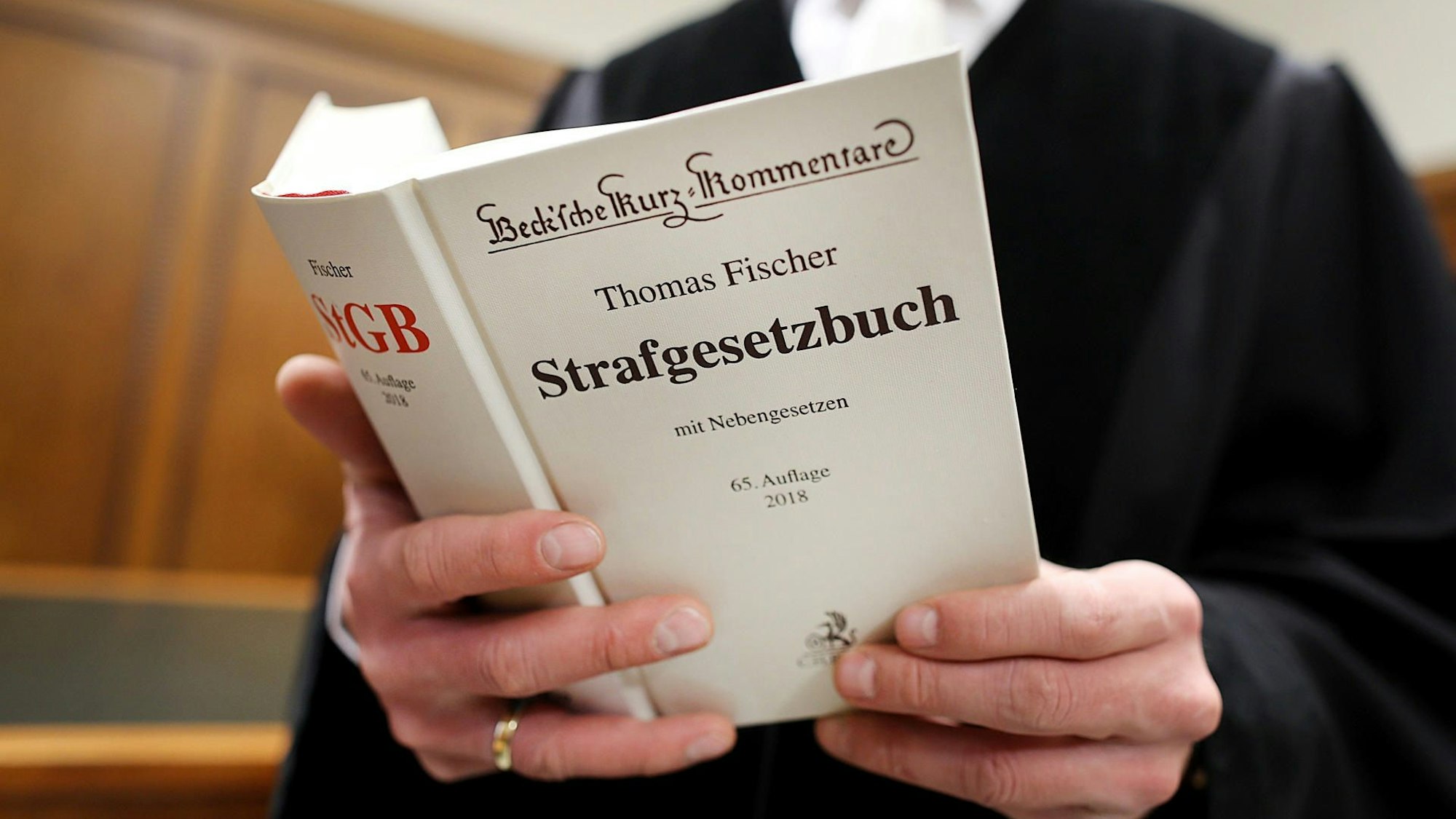 Das Kölner Amtsgericht verhandelte gegen einen bekannten Kölner Strafverteidiger.