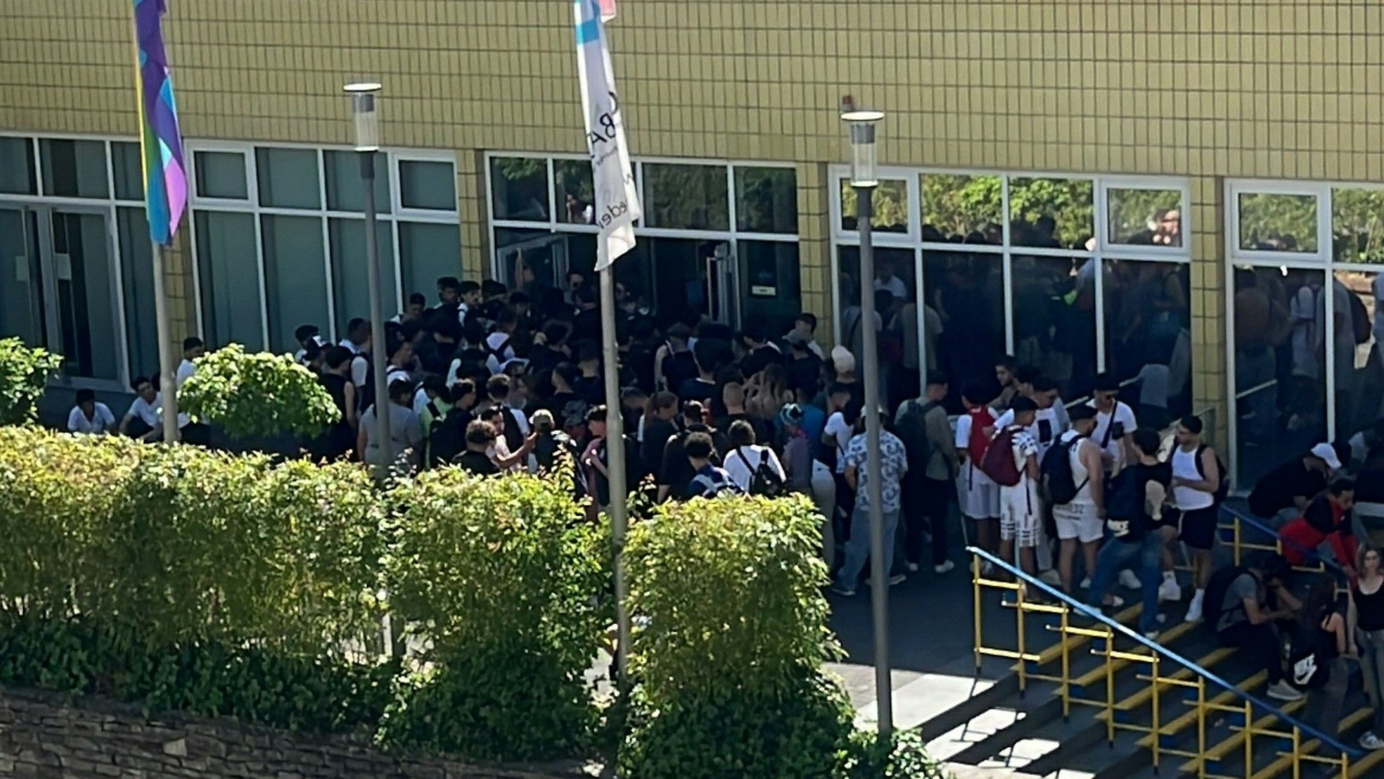 Das Bild zeigt eine Menschenschlange vor dem Agrippabad.